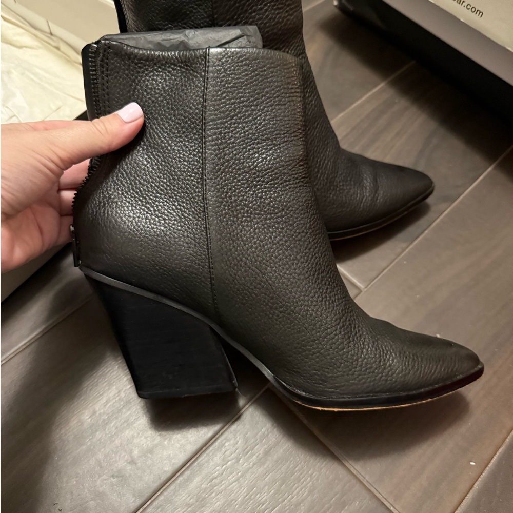 Dolce Vita Black Leather Ankle Boots. Size 9.